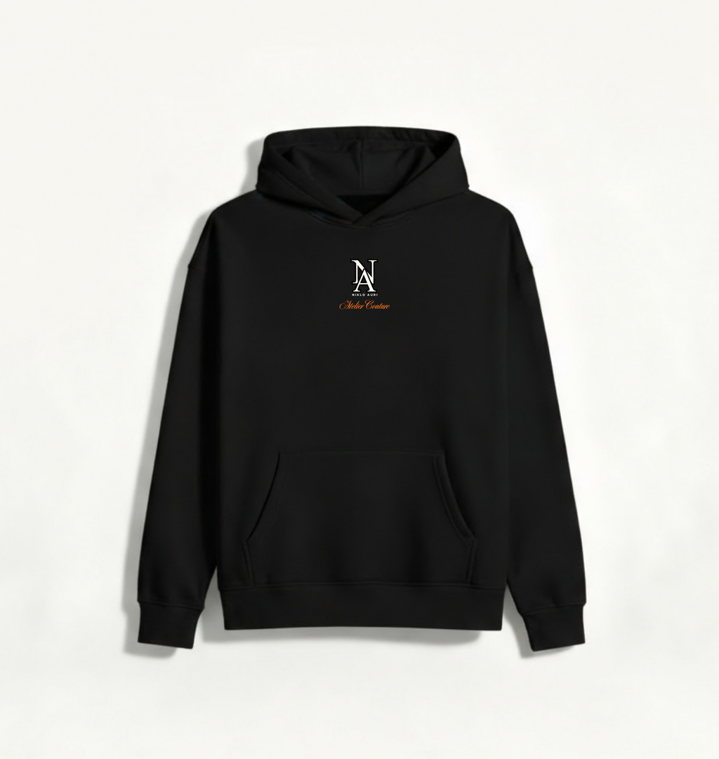 „Schwarzer Hoodie mit NA Monogramm – Niklo Auri Atelier Couture.“