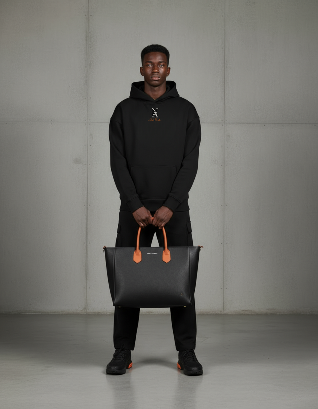 „Model trägt Niklo Auri Atelier Couture Hoodie – schwarzer Oversized Hoodie.“