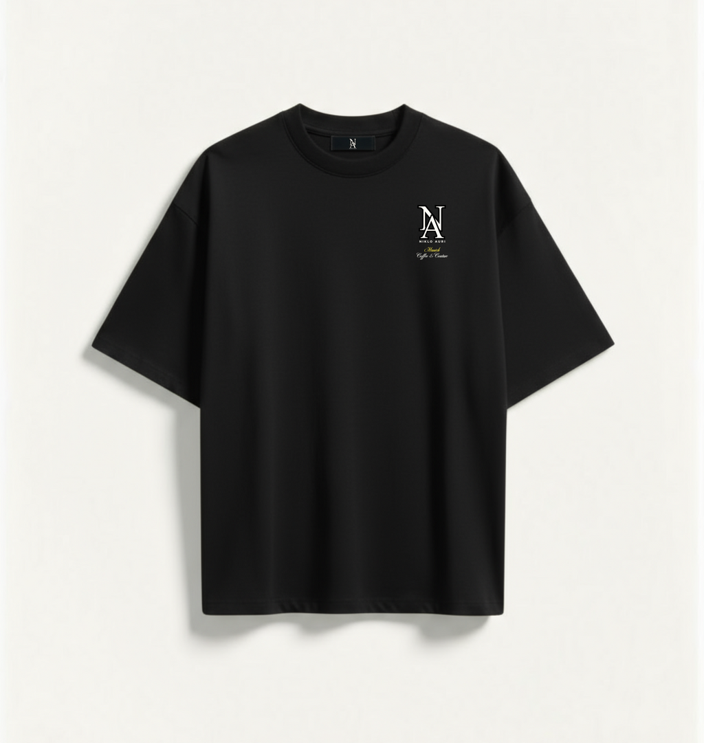 „Vorderseite des Niklo Auri Tee mit NA Monogramm in Weiß.“