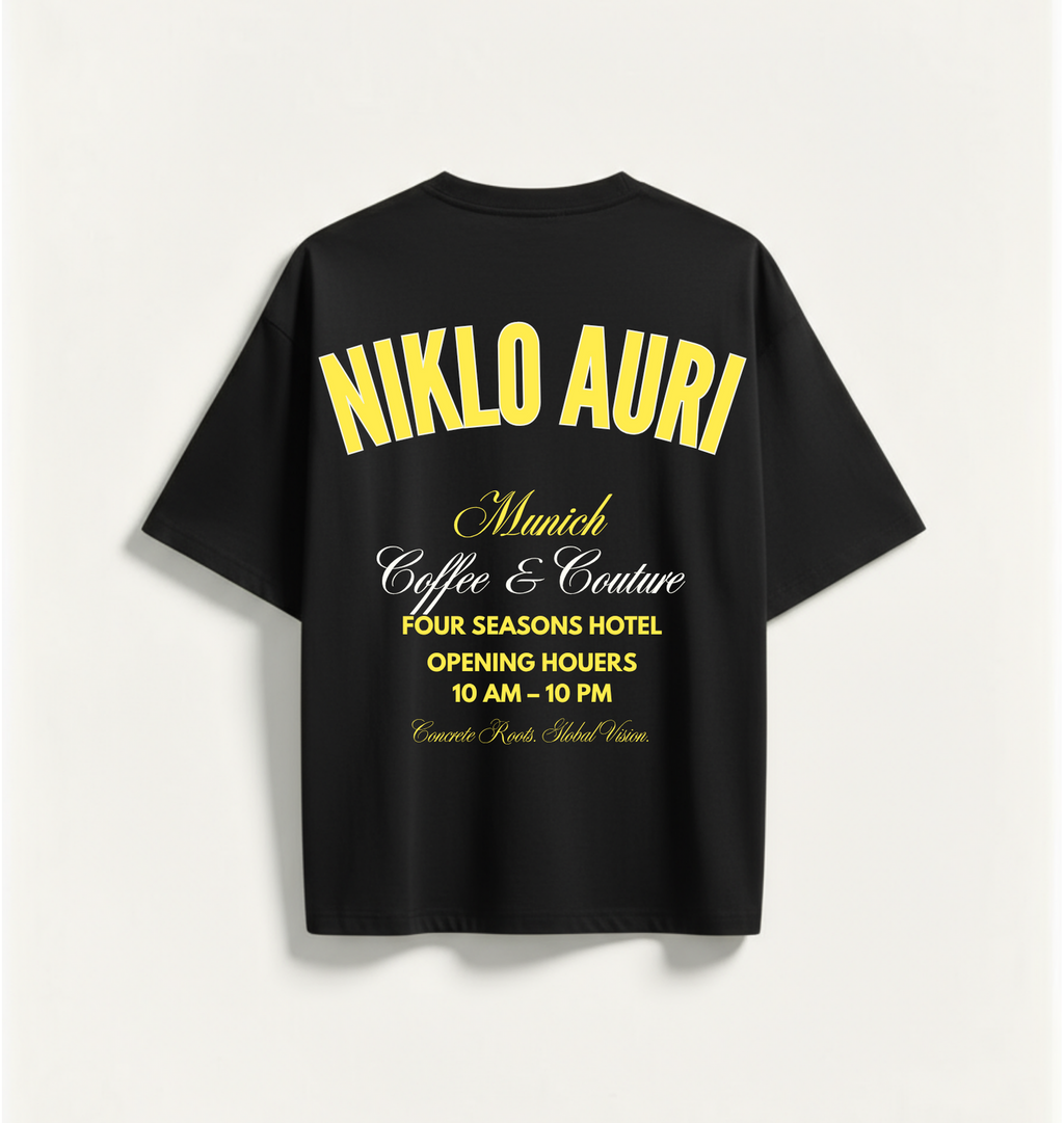 „Niklo Auri Munich Coffee & Roasters Tee – gelber Backprint im Hotel-Style.“