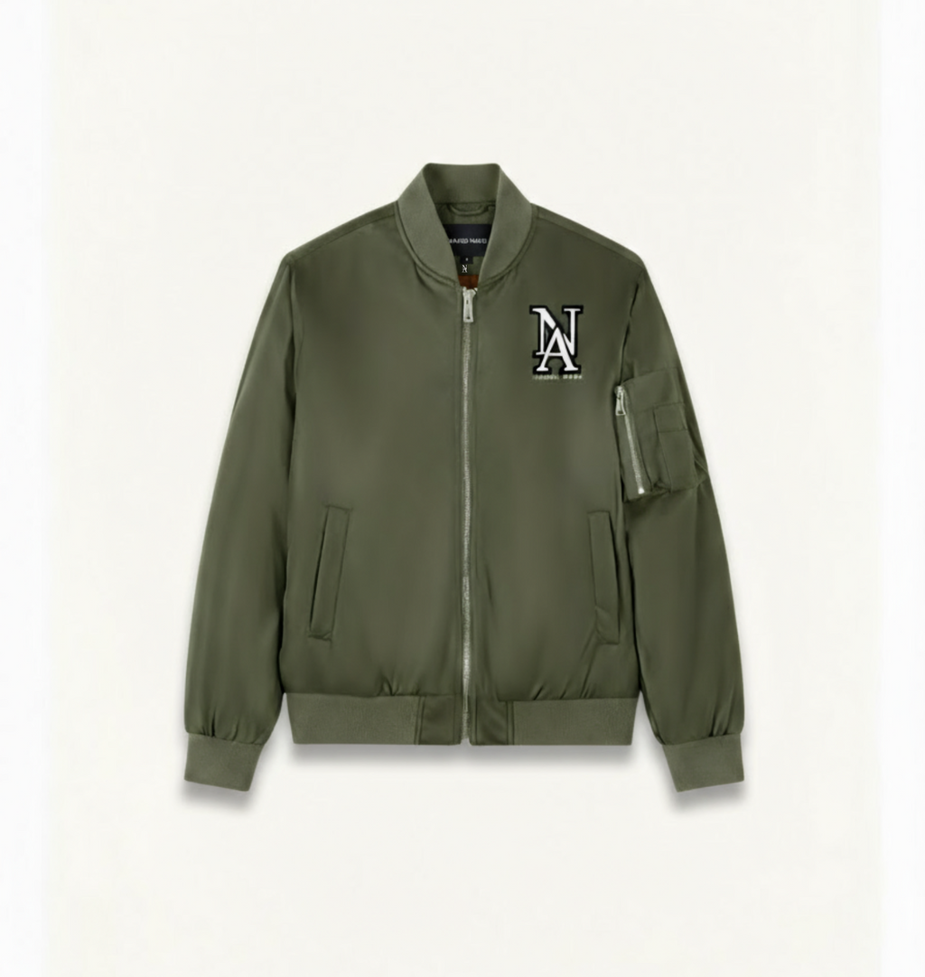 „Niklo Auri Bomberjacke in Olive – Front mit NA Logo.“