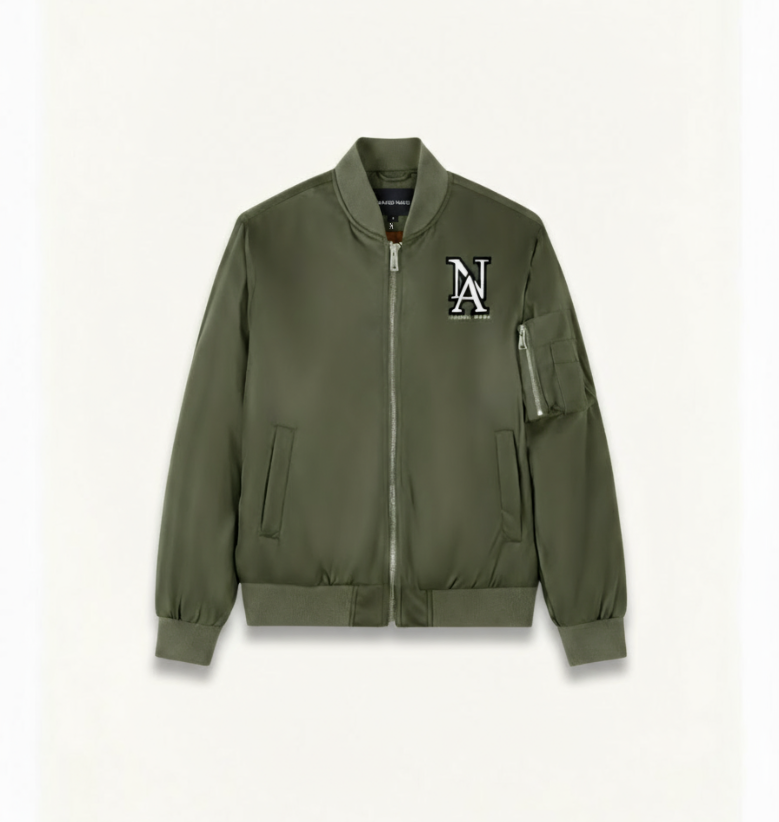 „Niklo Auri Bomberjacke in Olive – Front mit NA Logo.“