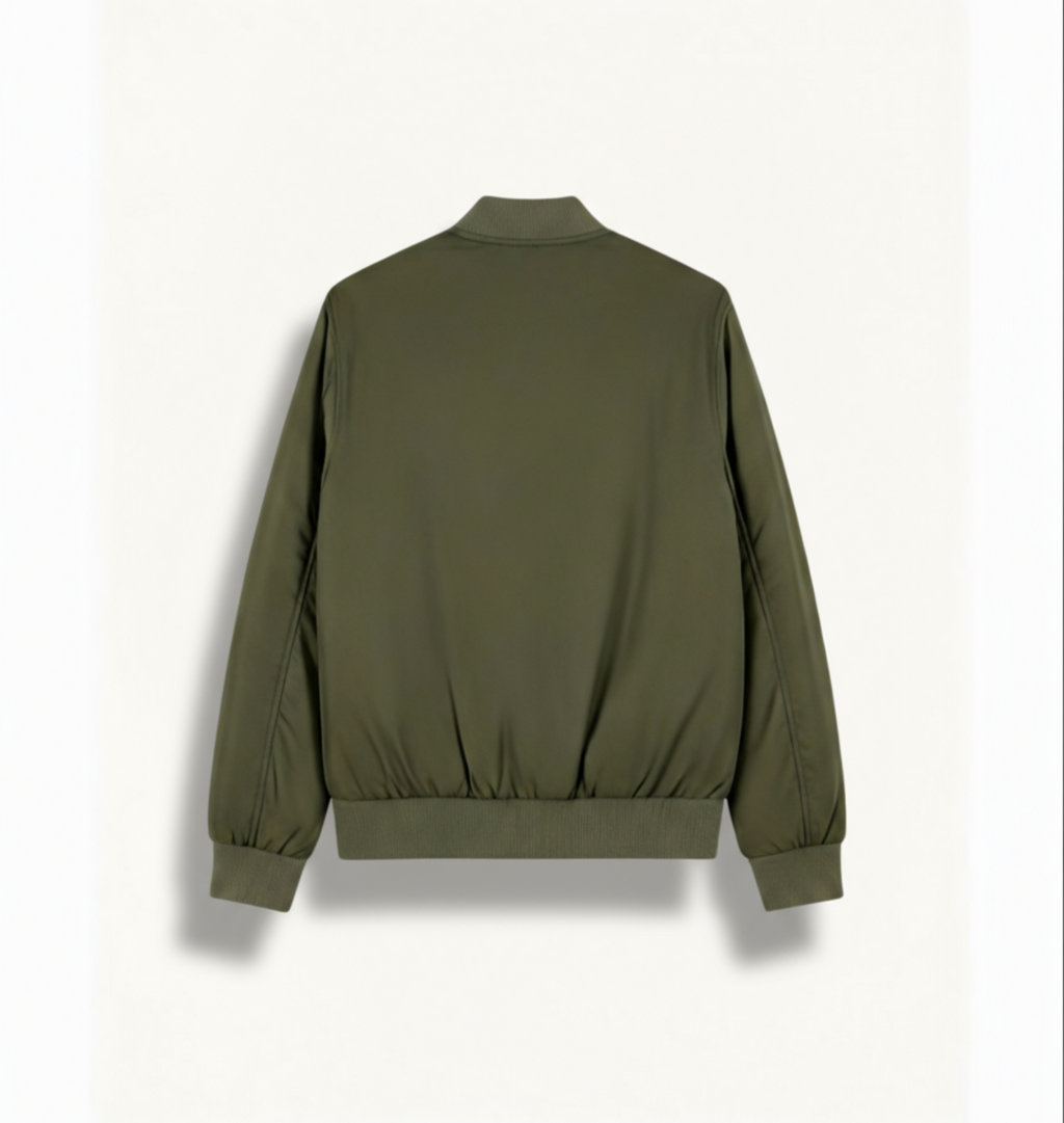 „Rückansicht der olivgrünen Niklo Auri Bomberjacke.“