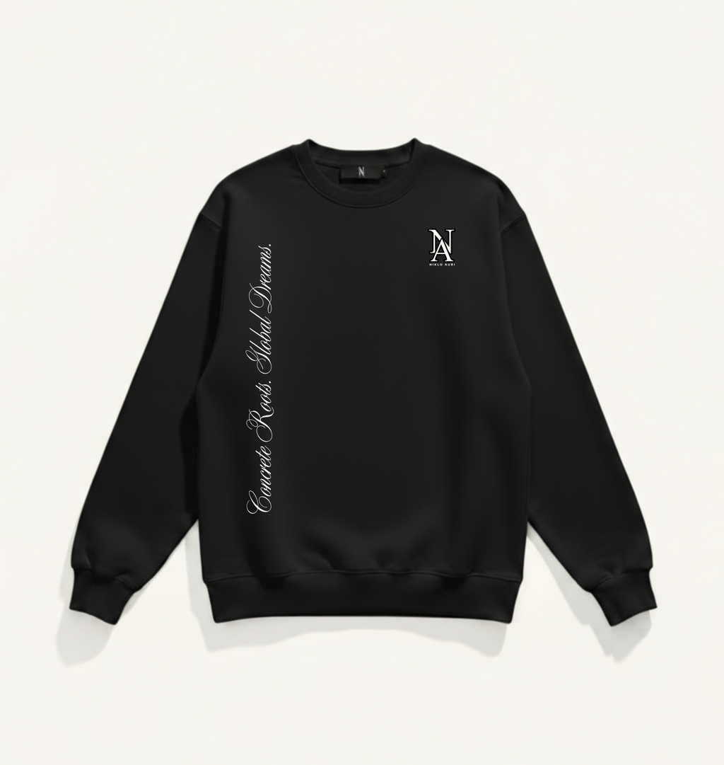 „Niklo Auri Side Script Crewneck – schwarzer Sweater mit NA Logo und seitlichem Concrete Roots Print.“