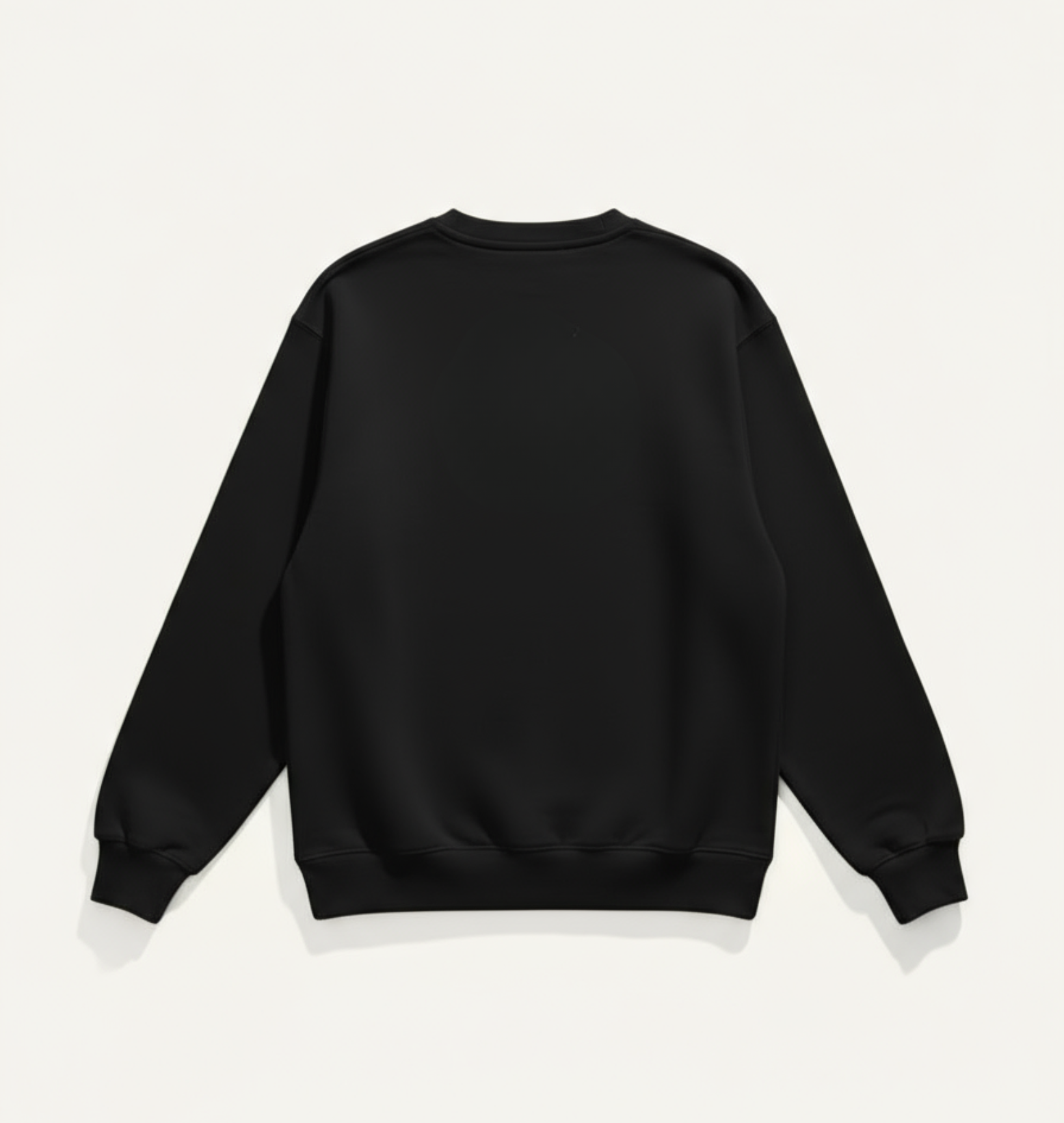 „Rückansicht des schwarzen Niklo Auri Crewnecks – clean ohne Print.“