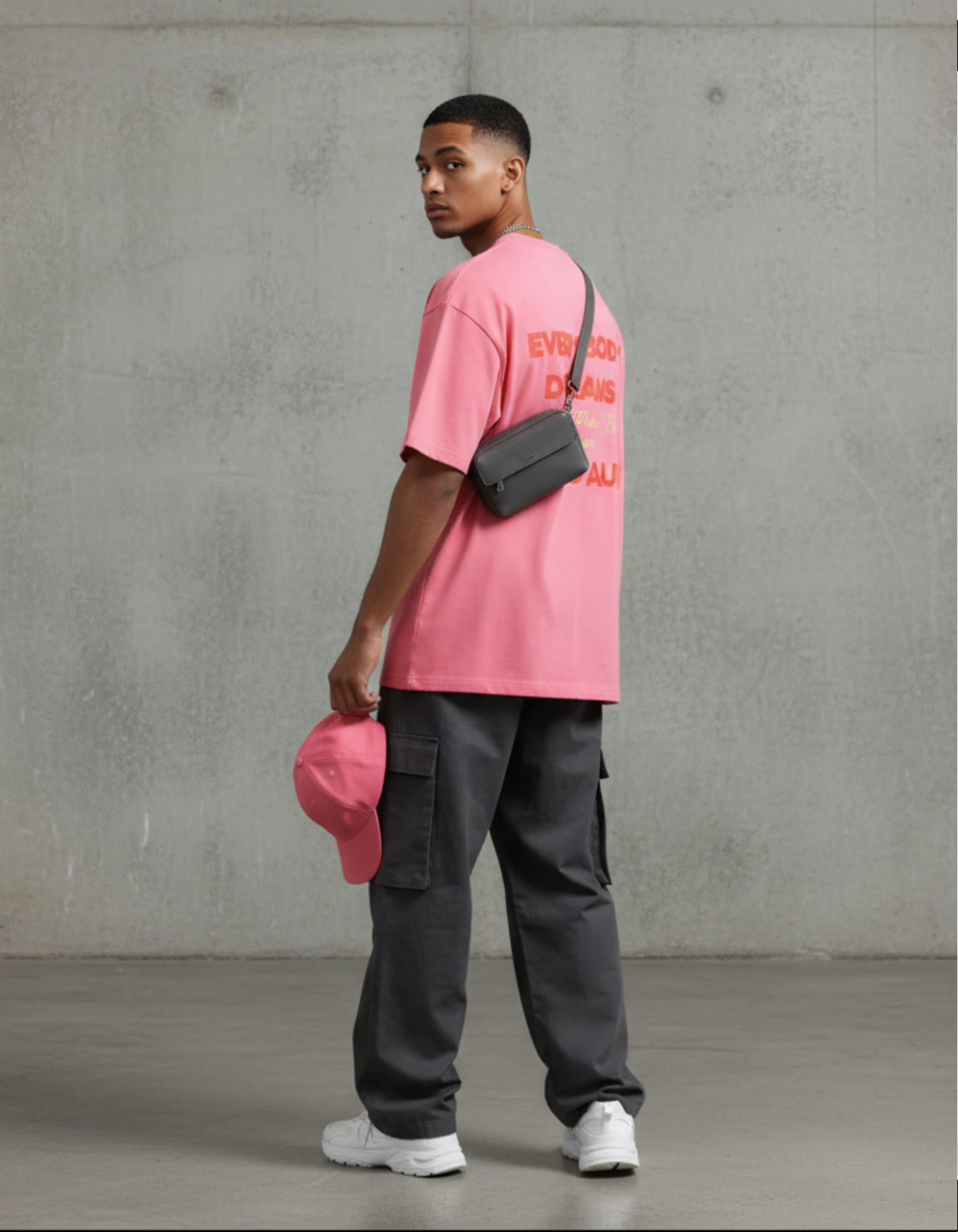 „Model trägt Pink Dreams Tee – Oversized Street Fit.“