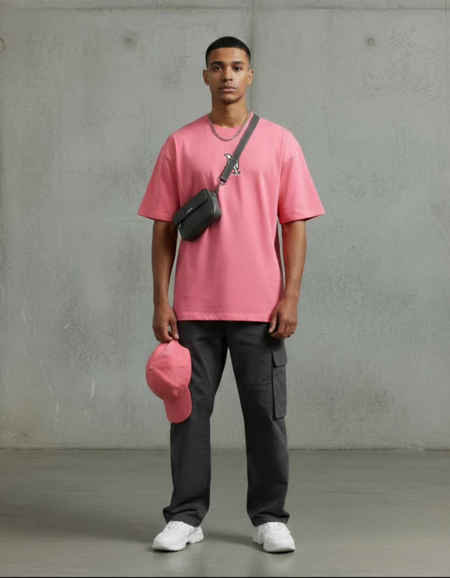 „Model trägt Niklo Auri Everybody Dreams Pink Tee – Boxy Fit.“