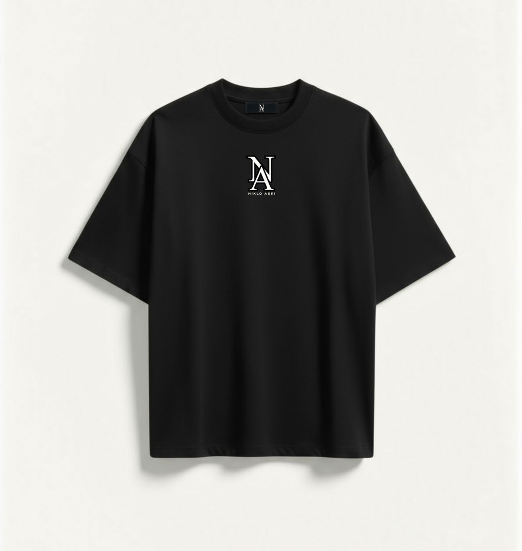 „Schwarzes Niklo Auri Shirt mit kleinem NA-Monogramm auf der Brust.“