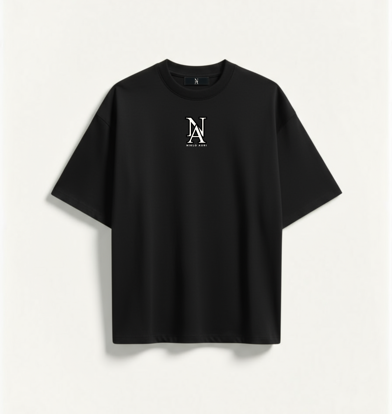 „Schwarzes Niklo Auri Shirt mit kleinem NA-Monogramm auf der Brust.“