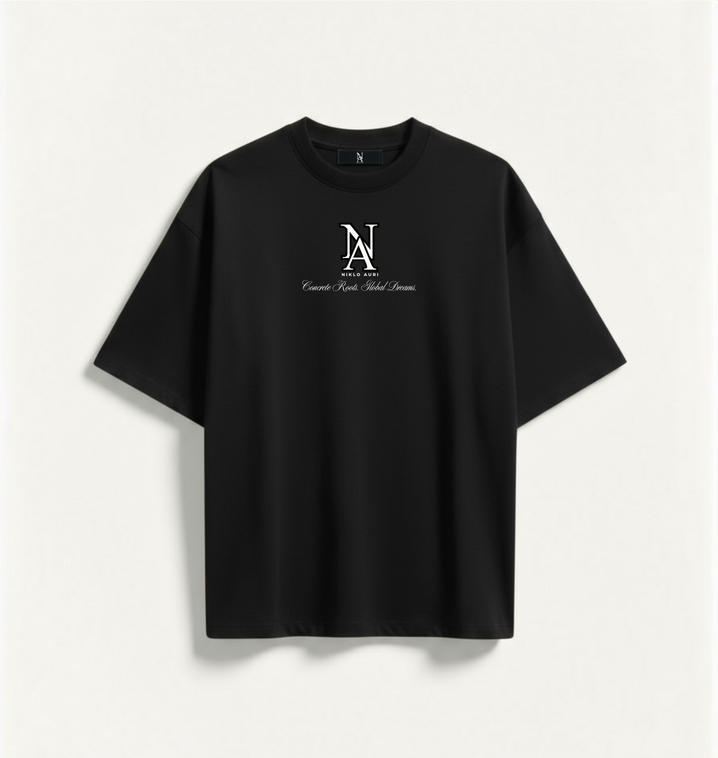 „NIKLO AURI Concrete Roots Tee – schwarze Vorderseite mit weißem NA-Monogramm.“