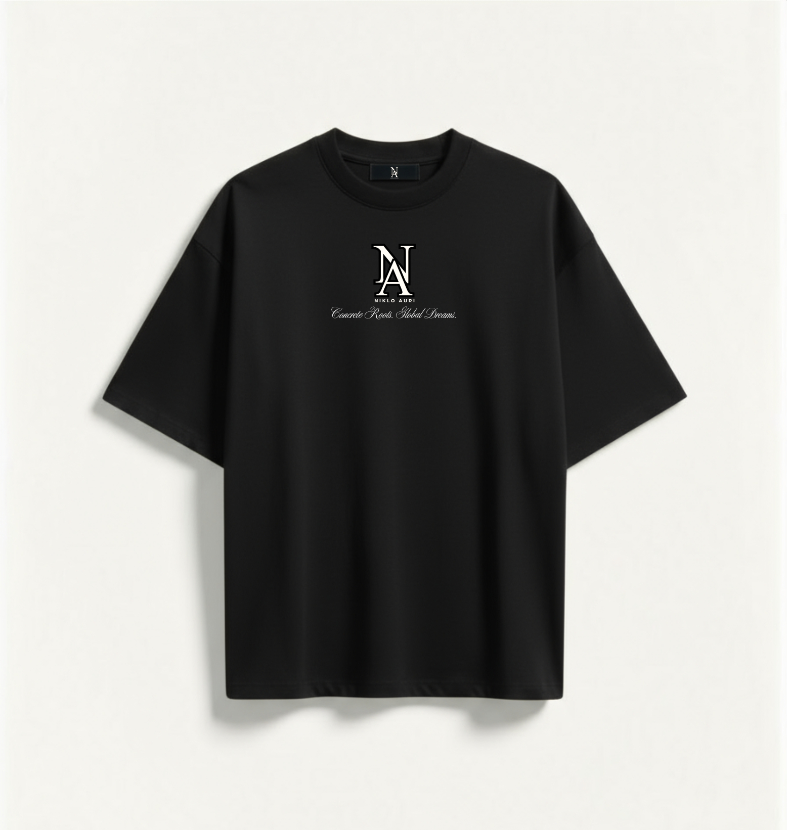 „NIKLO AURI Concrete Roots Tee – schwarze Vorderseite mit weißem NA-Monogramm.“