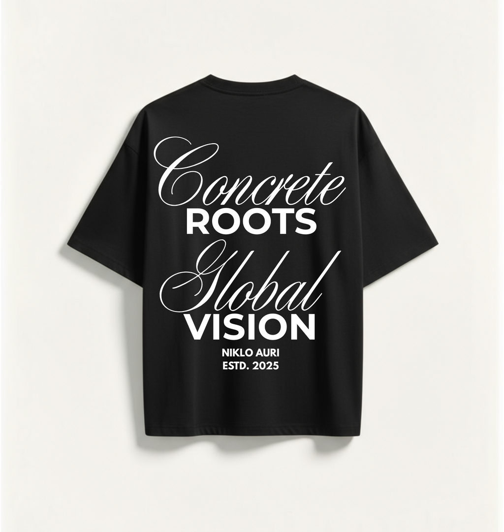 „NIKLO AURI Concrete Roots Tee – Rückenprint ‚Concrete Roots / Global Vision‘ in Weiß auf schwarzem Oversized Shirt.“