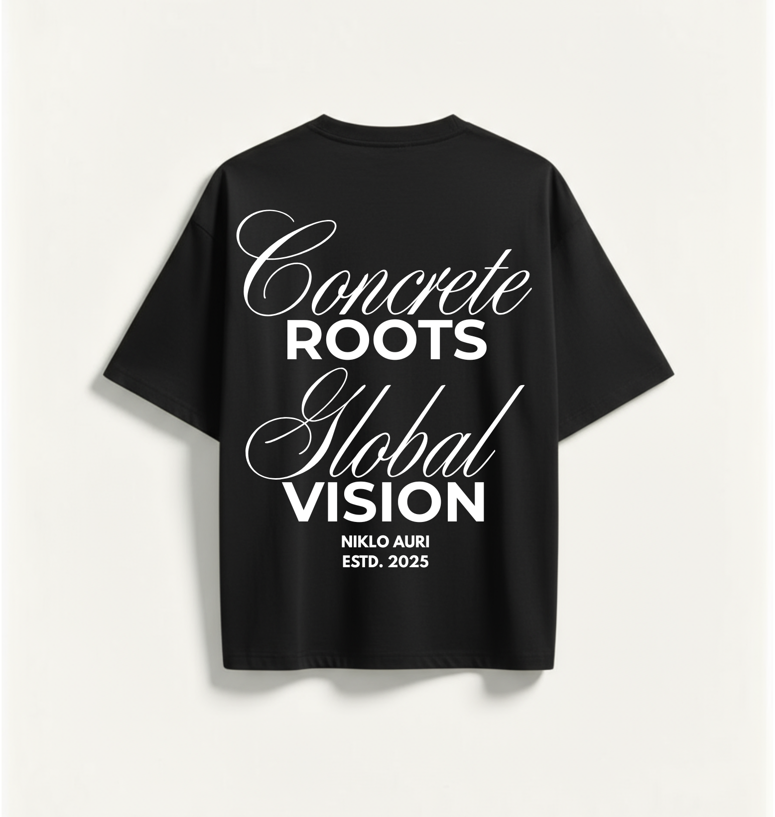 „NIKLO AURI Concrete Roots Tee – Rückenprint ‚Concrete Roots / Global Vision‘ in Weiß auf schwarzem Oversized Shirt.“