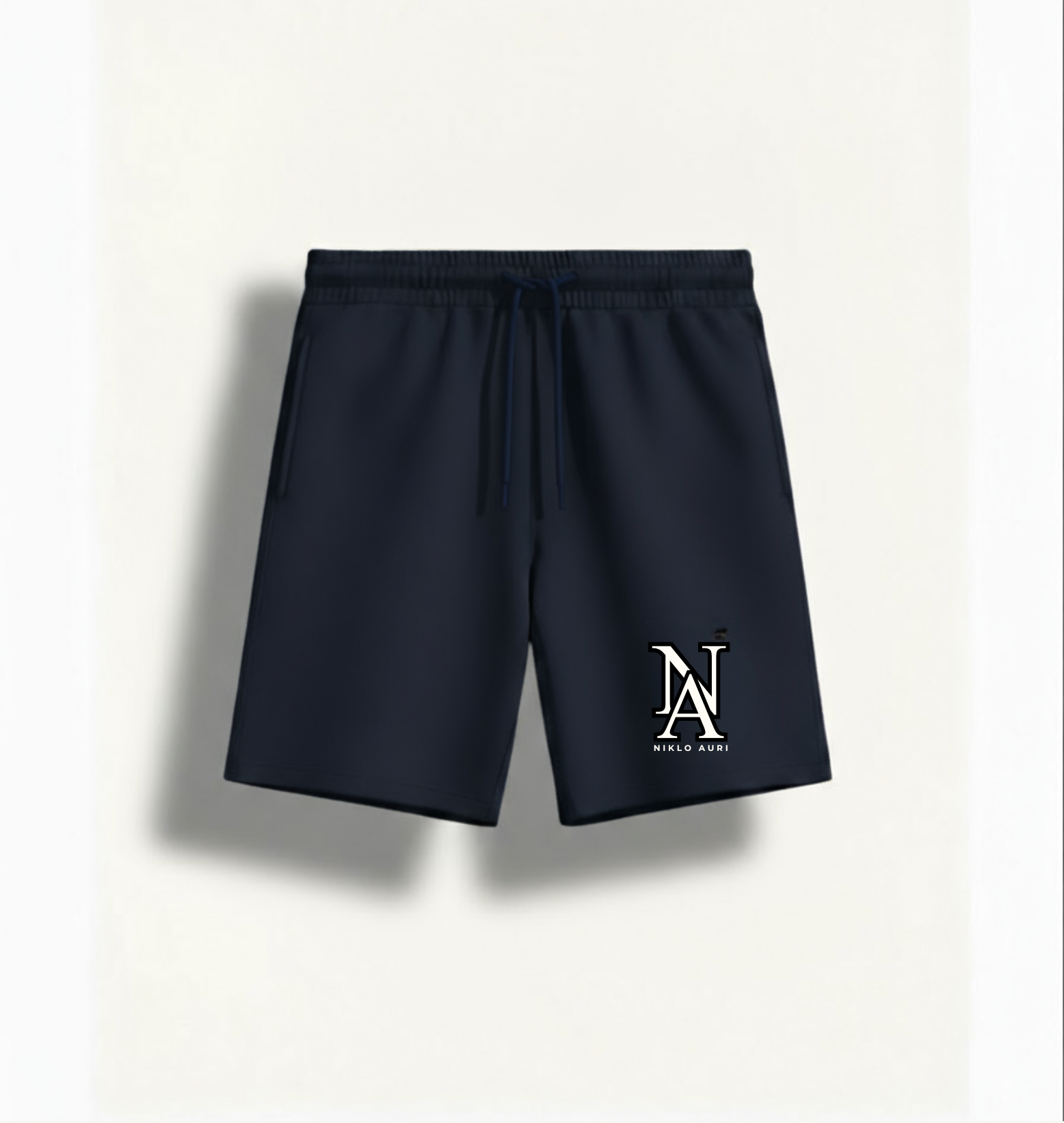 „Navy Niklo Auri Sweat-Shorts mit weißem NA Monogramm.“
