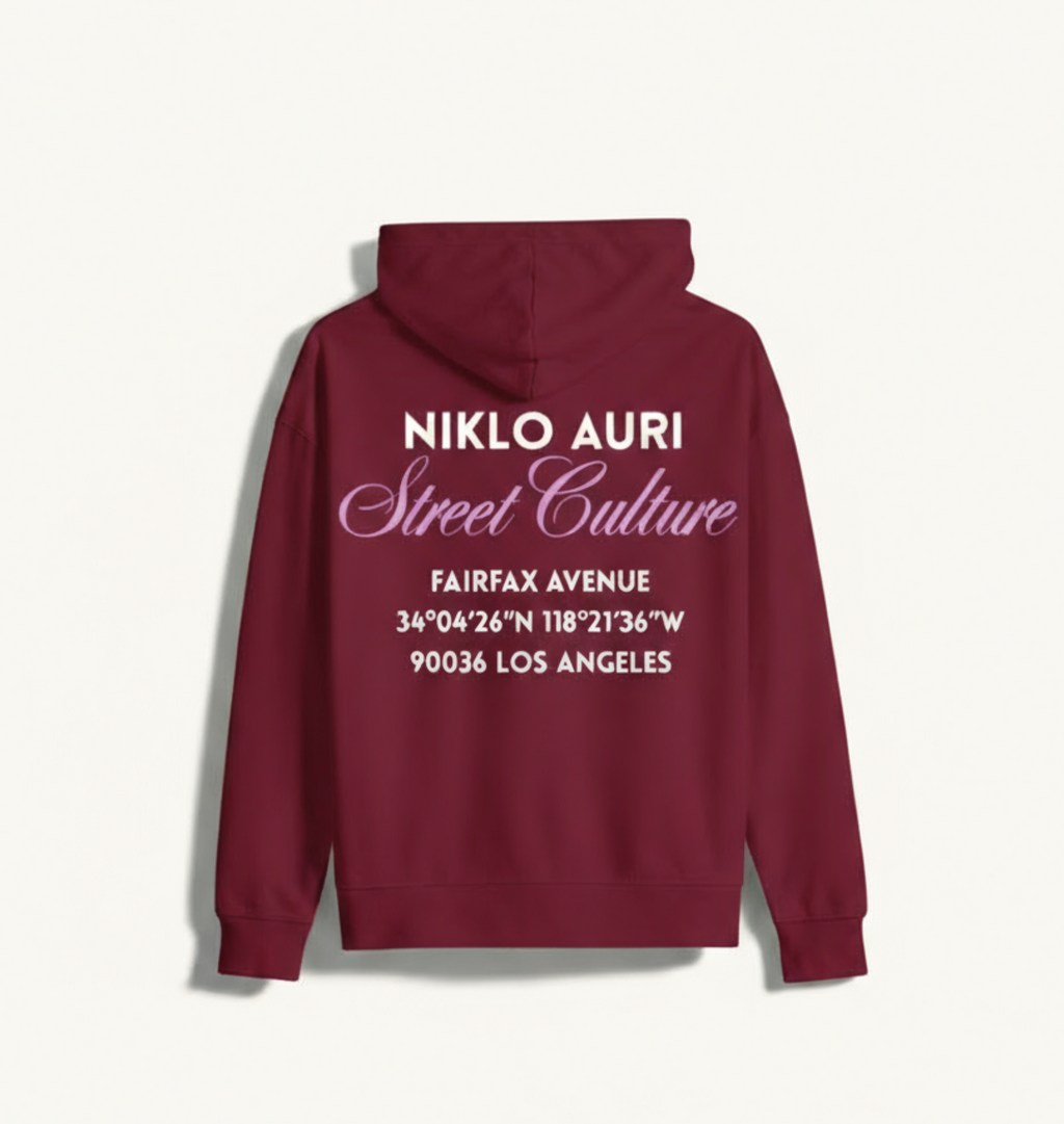 „Niklo Auri Street Culture Hoodie – Maroon Hoodie mit Fairfax Avenue Backprint, Los Angeles.“