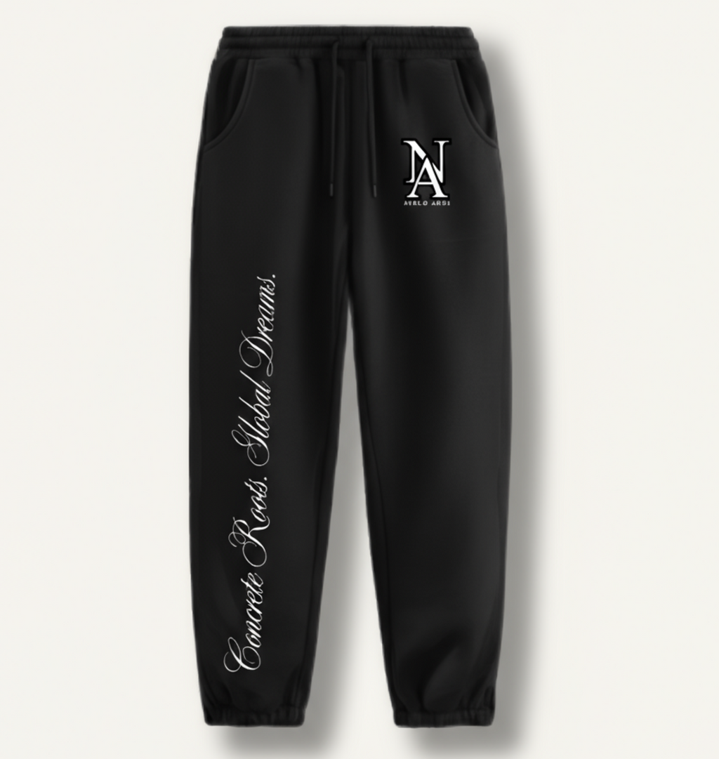 „Niklo Auri Concrete Roots Jogger – schwarze Jogginghose mit NA Logo und Script Print.“