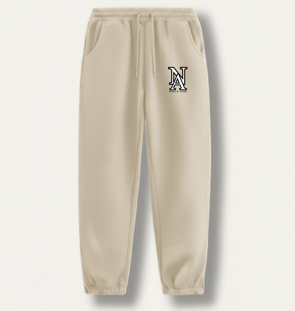 „Niklo Auri Heritage Joggers Sand – Sweatpants mit NA Monogramm.