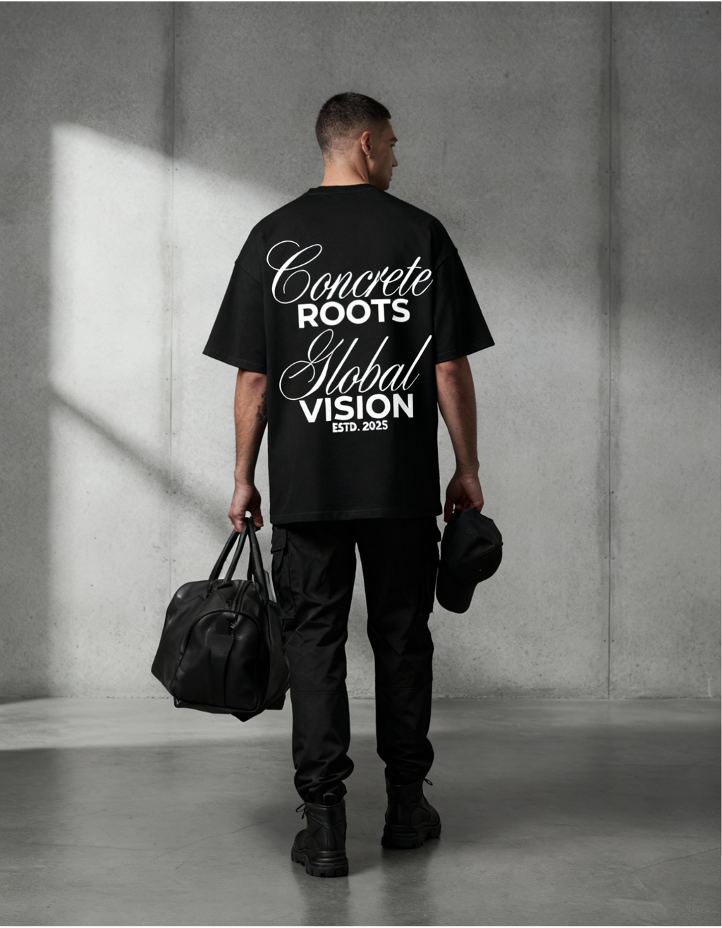 „Model trägt das NIKLO AURI Concrete Roots Tee rückseitig – großer ikonischer Backprint in Weiß.“