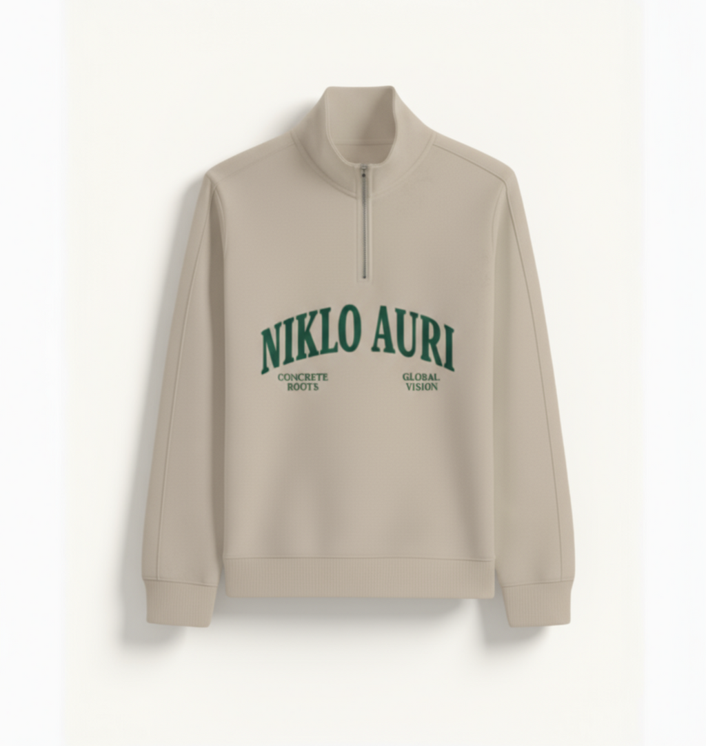 „Niklo Auri College Quarter-Zip in Sand mit Forest Green Frontprint.“