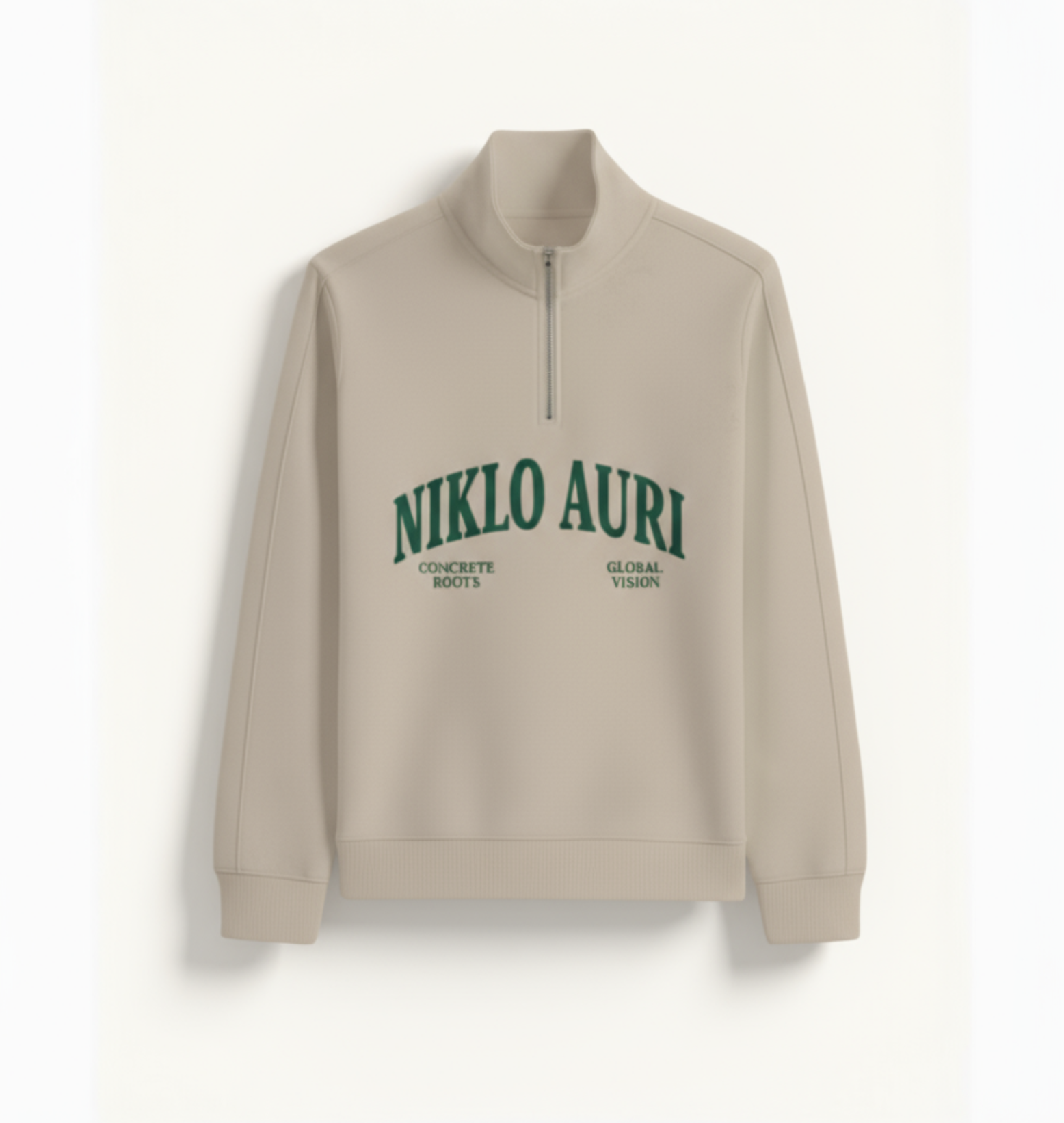 „Niklo Auri College Quarter-Zip in Sand mit Forest Green Frontprint.“