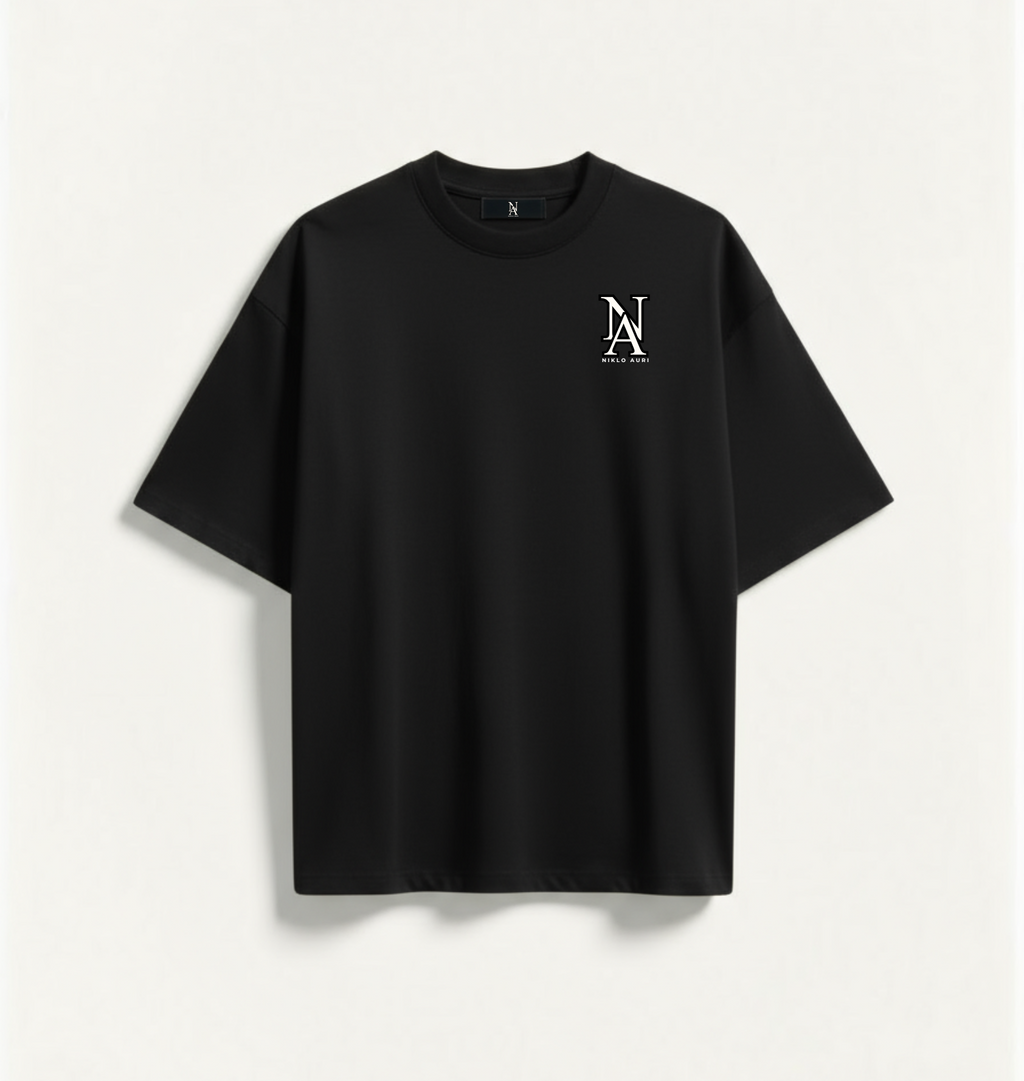 „Schwarzes Niklo Auri Tee mit NA Monogramm auf der Brust.“