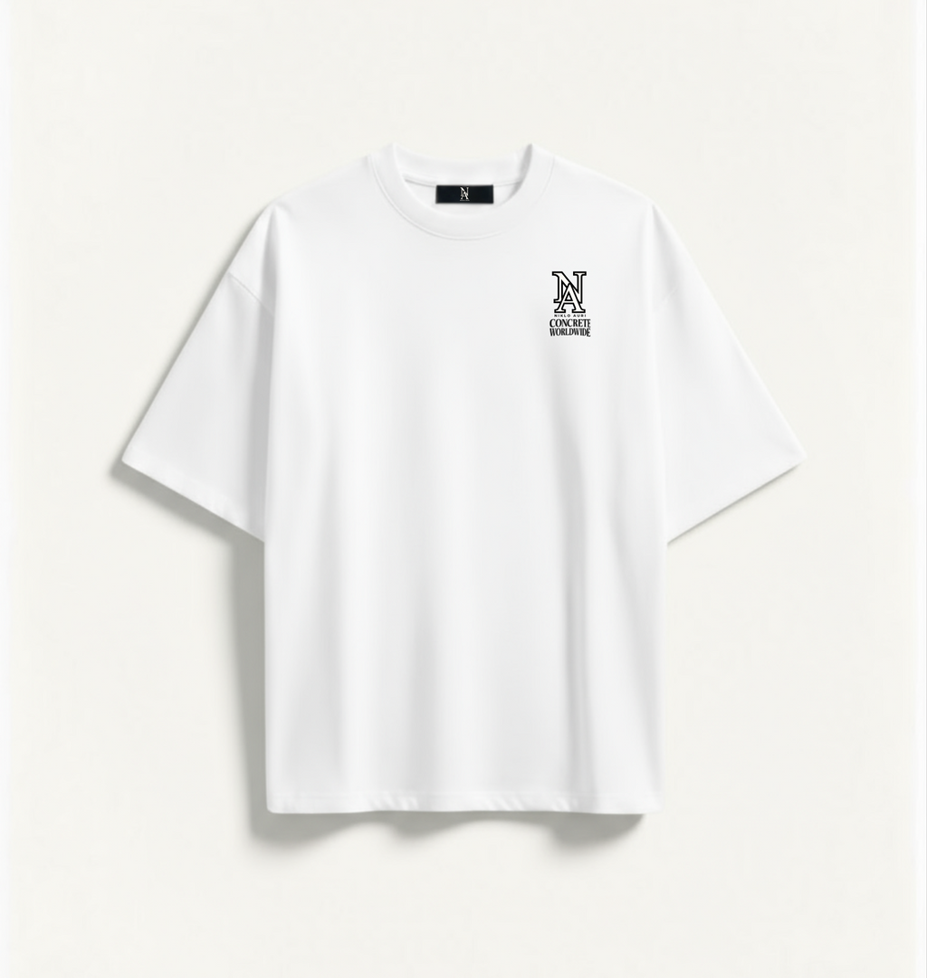 „Weißes Oversized T-Shirt mit NA Monogramm auf der Brust.“