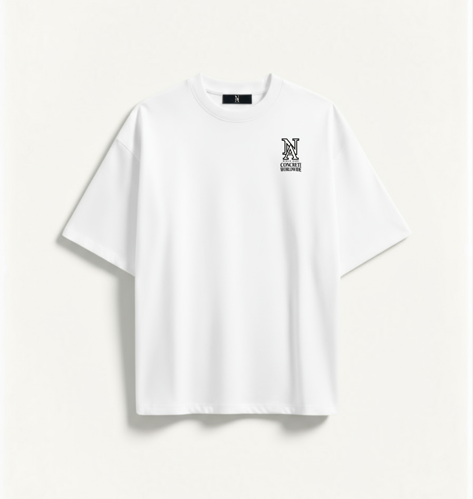 „Weißes Oversized T-Shirt mit NA Monogramm auf der Brust.“