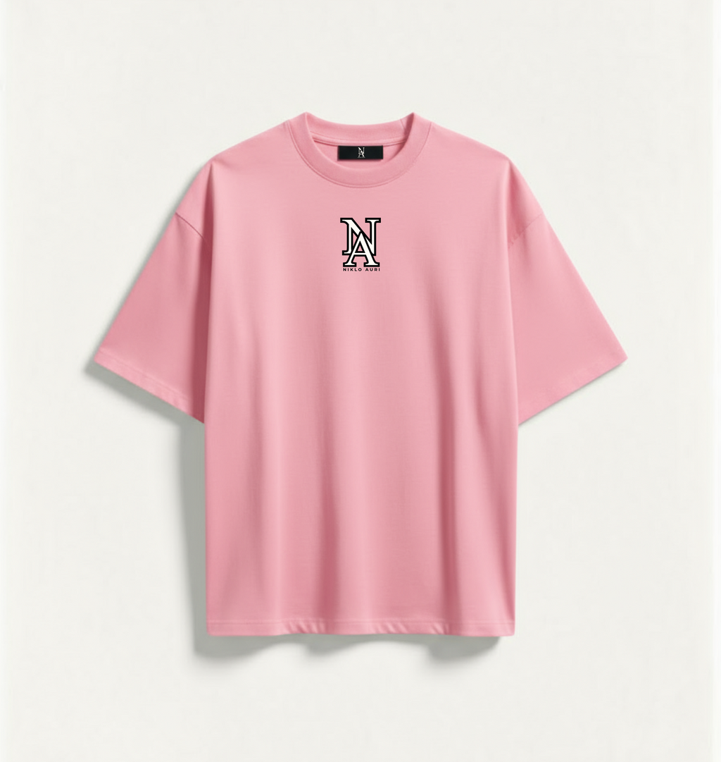 „Pink Oversized Tee mit NA-Monogramm von Niklo Auri.“