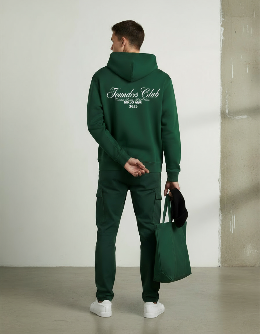 „Model trägt den Founders Club Hoodie – Script Backprint, Forest Green.“