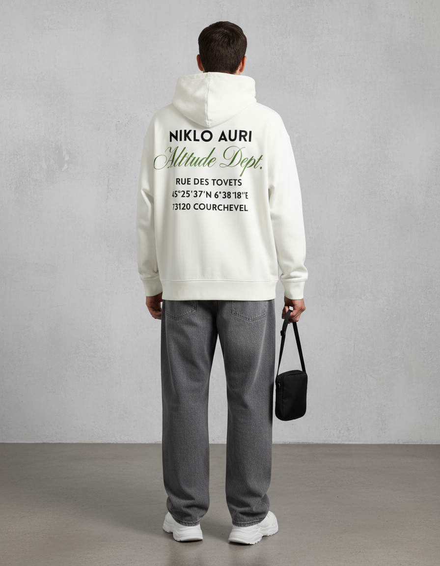 „Model trägt Altitude Dept. Hoodie – Rue des Tovets Courchevel Backprint.“