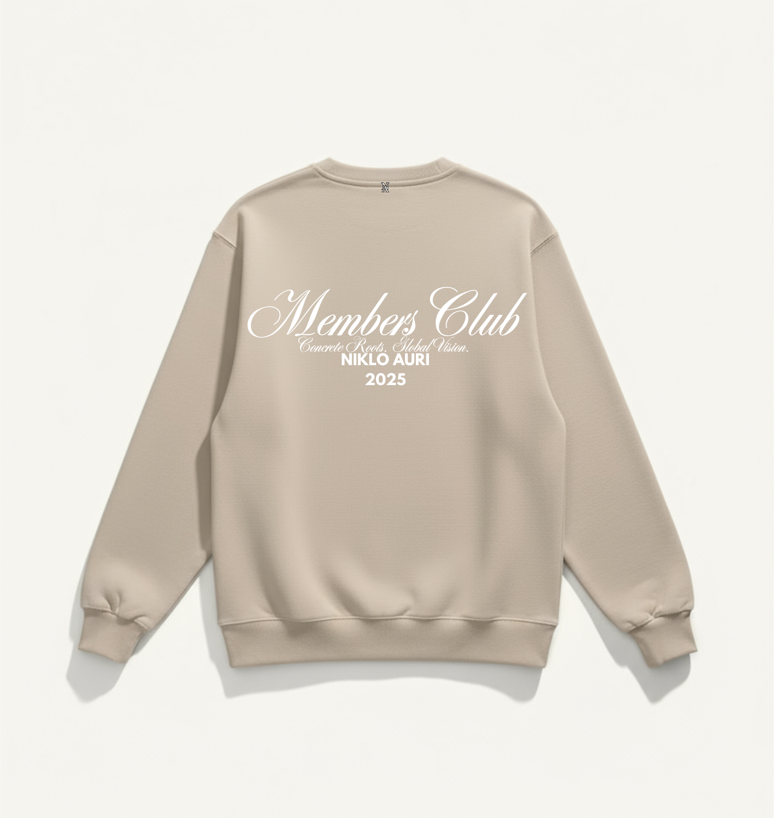 „Members Club Sweater in Sand – Script Backprint Niklo Auri 2025.“