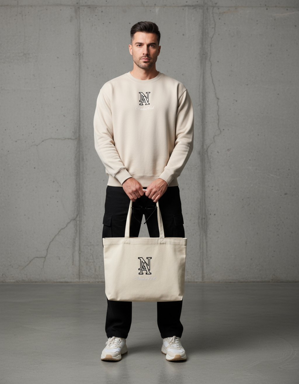 „Model trägt Niklo Auri Sand Sweater – Members Club Edition.“